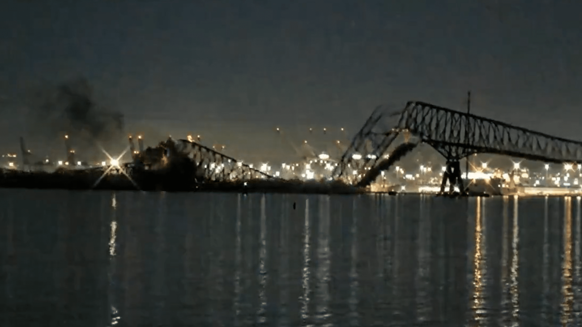 Crolla il ponte di Baltimora per un'urto con una nave cargo